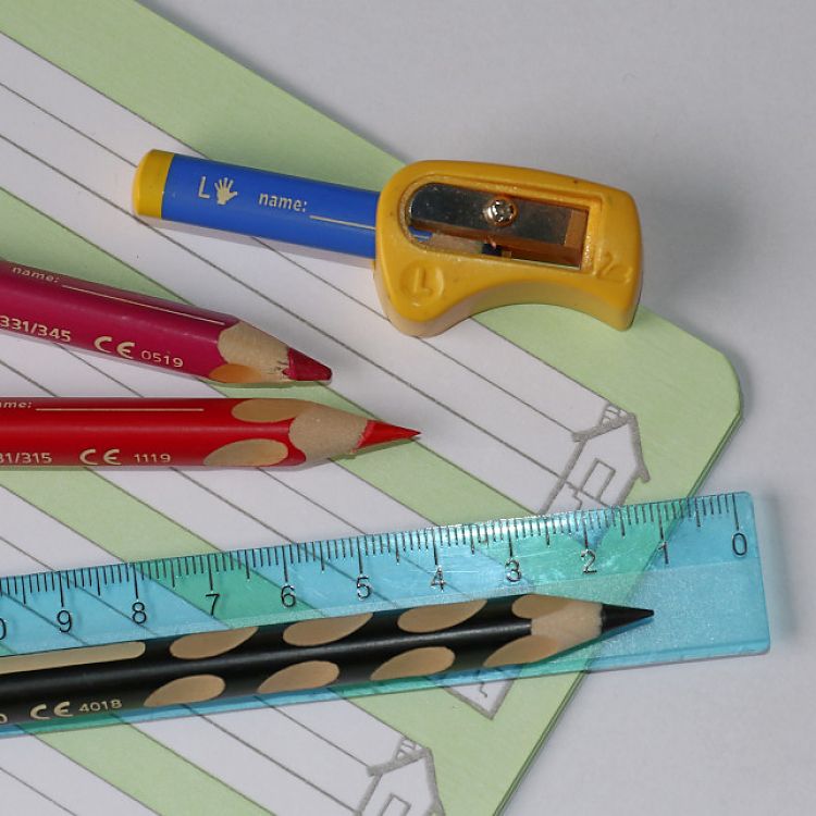 Stifte, Anspitzer und Lineal für linkshändigen Gebrauch